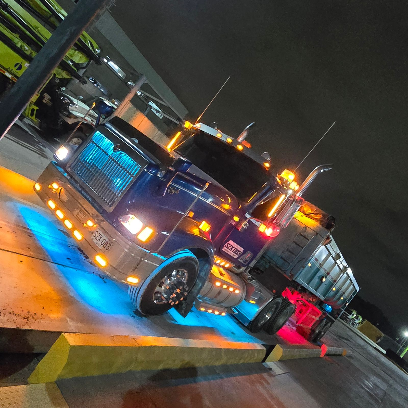 Tractomula Transporte y Suministro CO